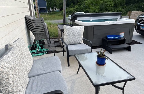 Michigan City Casa | New Vacation Home - 4 Bed/3 Bath w/ Hot Tub & Fire pit - 5 min to beach