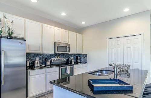 Bellavida Casa | NEW Vacation Townhome Private Pool Near Disney!