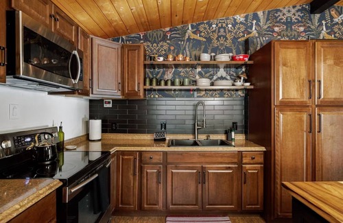 Strawberry Cabina | NEW Velvet Antler: EV Charger, Dog Run, Hot Tub