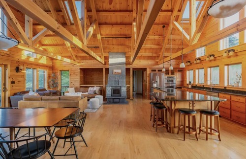 Julian Cabina | NEW! Views, Near PSU, Hot Tub, Private, Sleeps 16