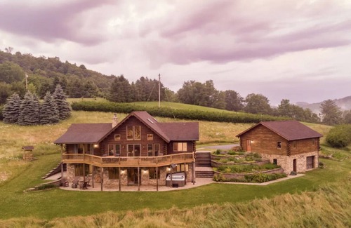 Julian Cabina | NEW! Views, Near PSU, Hot Tub, Private, Sleeps 16