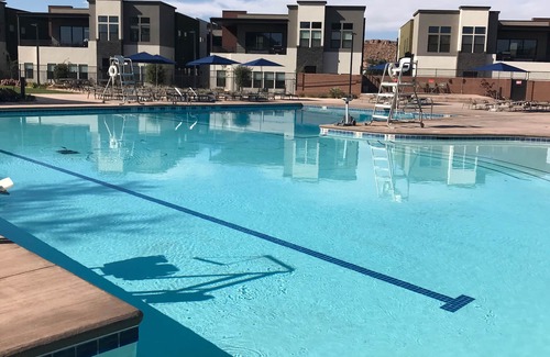 Bloomington Condominio | ¡NUEVA VILLA # 3, HERMOSA, JUNTO A LA PISCINA, PLANTA BAJA, PERSONALIZADA, TODO LO QUE NECESITA!