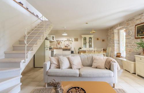 Tinjan Casa | NEW!Villa D'Vita on huge fenced property
