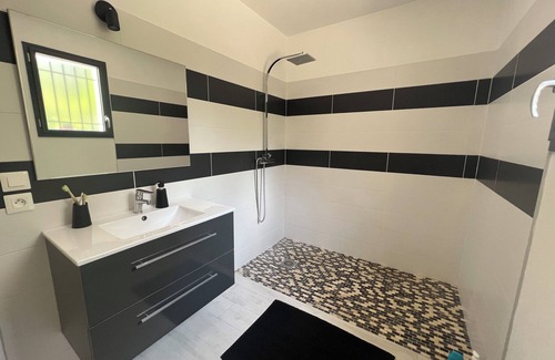 Saint-Andre-de-Cruzieres Casa | Villa nueva con piscina.