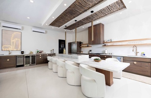 Buzzards Casa | New Villa, Priv. Suites, Priv. Pool + Beach Club Access