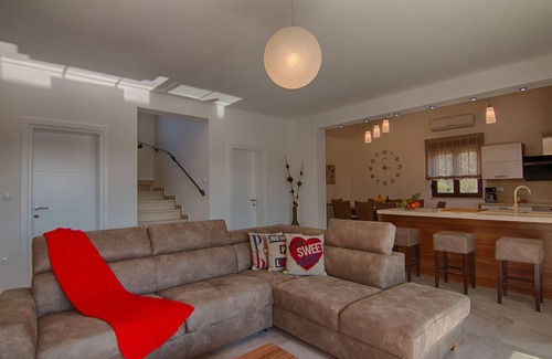 Pinezici Villa | Villa de nueva construcción con piscina, a 500 metros de la playa, barbacoa, vistas al mar, zona tranquila