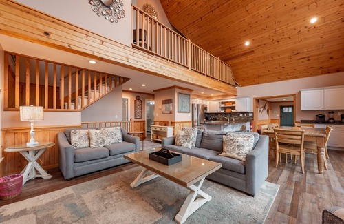 Mountainside Casa | New! Viva Vista: Lake Access, Hot Tub, Dogs OK!