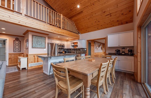 Mountainside Casa | New! Viva Vista: Lake Access, Hot Tub, Dogs OK!