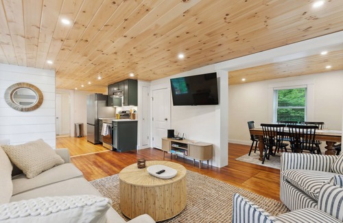 Kennebunk Casa | New--Walk to Dock Square, 1.2 Mi to Gooch's Beach -- Pine Tree Place
