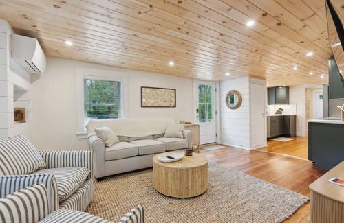 Kennebunk Casa | New--Walk to Dock Square, 1.2 Mi to Gooch's Beach -- Pine Tree Place