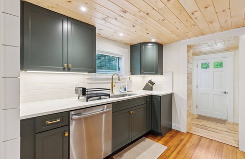 Kennebunk Casa | New--Walk to Dock Square, 1.2 Mi to Gooch's Beach -- Pine Tree Place