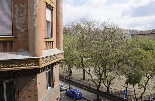 Erzsebetvaros Casa | New - Walnuttree Double 12 Person Apartment Central in Budapest - Hungary