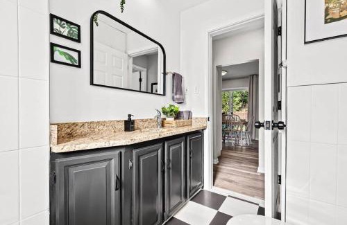 Anchorville Apartamento | New! Warm & Cozy 3BR w/Hot Tub, Firepit & BBQ!