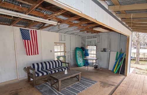 Malakoff Casa | New! Waterfront Getaway on Cedar Creek Lake! Pet Friendly, with Boat House and Sand Volleyball