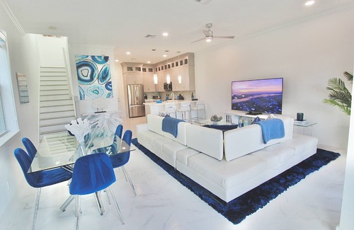 Stuart Casa | New - Waterfront Home in Port Salerno - Stuart - Private Boat Dock & Boat Lift - Community Pool.