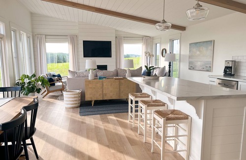 Hope River Casa | NEW…Waterfront, Hot Tub, Private