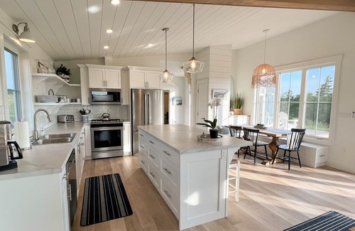 Hope River Casa | NEW…Waterfront, Hot Tub, Private