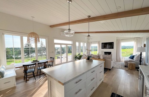 Hope River Casa | NEW…Waterfront, Hot Tub, Private