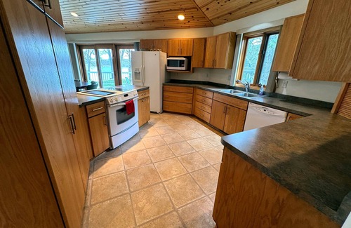 Necedah Casa | New Waterfront Listing- Castle Rock Lake, Hot Tub, Sand Beach, Central Wisconsin