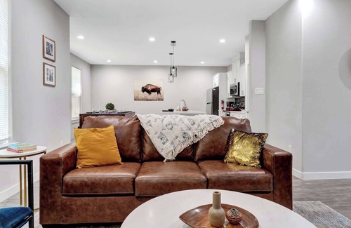 Waxahachie Casa | New* Waxahachie 4Bd Walk Up, BackYard Oasis, 10 Mi to BS&W & Nolan University. G