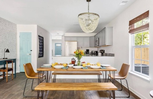 Columbia Casa | *New* WeCo Duplex | 8 BR, 75" TVs | Sleeps 16