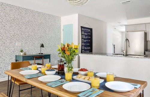 Columbia Casa | *New* WeCo Duplex | 8 BR, 75" TVs | Sleeps 16