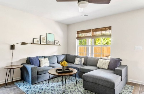 Columbia Casa | *New* WeCo Duplex | 8 BR, 75" TVs | Sleeps 16