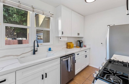 Lower State Casa | NEW! West Beach Bungalow