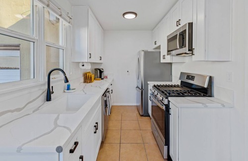 Lower State Casa | NEW! West Beach Bungalow