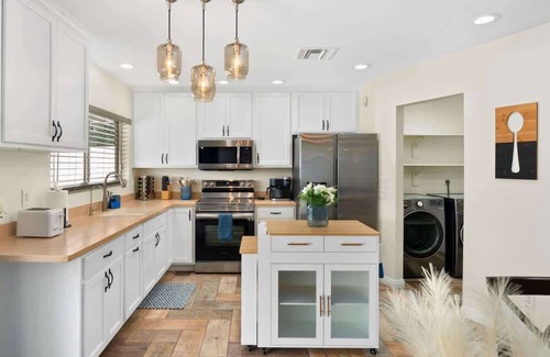Glendale Casa | *NEW* Western Desert Pool Oasis! Fire Pit & Grill!