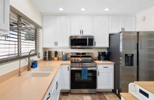Glendale Casa | *NEW* Western Desert Pool Oasis! Fire Pit & Grill!