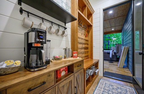 Broken Bow Cabina | New*Yippee-Ki-Yay*Heart of Hochatown*Walk to Mt Fork Brewery*Firewood Provided