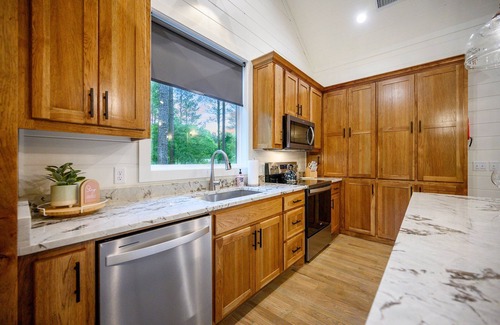 Broken Bow Cabina | New*Yippee-Ki-Yay*Heart of Hochatown*Walk to Mt Fork Brewery*Firewood Provided