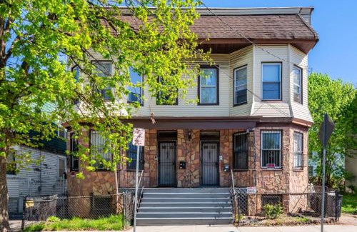Ampere Apartamento | Newark 3BR Gem - Near NYC - & Attractions