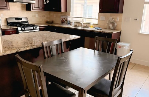 Newark Condominio | Newark Escape-Clean, Quiet & Fully Equipped Free WiFi, AC & Easy Parking
