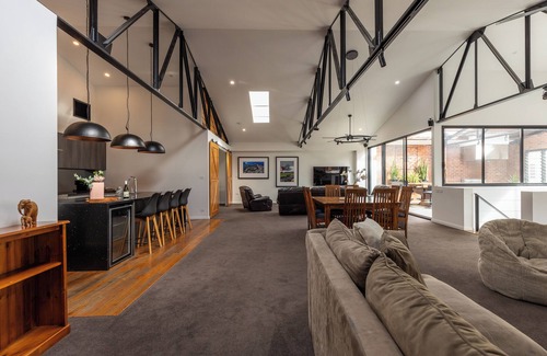Newcastle West Casa | Newcastle CBD Penthouse | Spa & Entertainment
