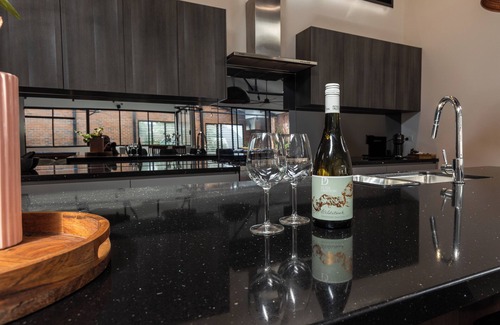 Newcastle West Casa | Newcastle CBD Penthouse | Spa & Entertainment