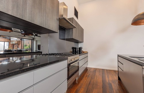 Newcastle West Casa | Newcastle CBD Penthouse | Spa & Entertainment