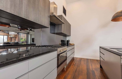 Newcastle West Casa | Newcastle CBD Penthouse | Spa & Entertainment