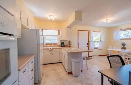 Decatur Casa | Newcastle Estate: 3 Bdrm Bungalow