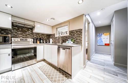 Southeast Edmonton Casa | ★NEW★Chic Suite★King Bed☀ Patio★Netflix★WiFi✔Clean