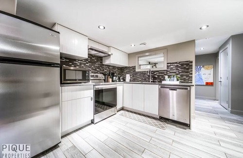 Southeast Edmonton Casa | ★NEW★Chic Suite★King Bed☀ Patio★Netflix★WiFi✔Clean