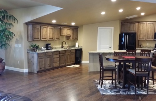West Bountiful Apartamento | Apartamento más nuevo de 2000 pies cuadrados Trae tus mascotas y juguetes