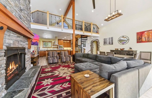 Mountain View Estates Cabina | Newer 5Br Mountain Home, Hot Tub, Walk-to-Trails, 9 Beds, Game Room, Dog Friendly and Fenced