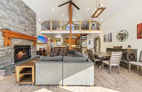 Mountain View Estates Cabina | Newer 5Br Mountain Home, Hot Tub, Walk-to-Trails, 9 Beds, Game Room, Dog Friendly and Fenced
