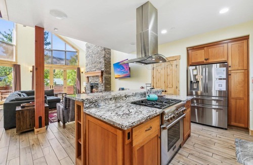 Mountain View Estates Cabina | Newer 5Br Mountain Home, Hot Tub, Walk-to-Trails, 9 Beds, Game Room, Dog Friendly and Fenced