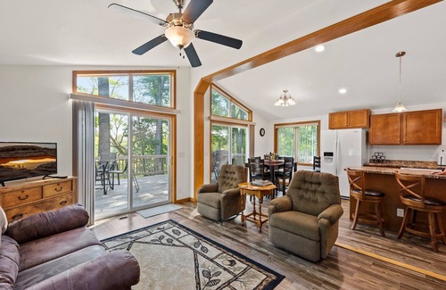 Brill Cabina | Newer Constructed Lakeside Lodge! Pontoon Rental! Waterfront 4 bedrooms, 2 baths