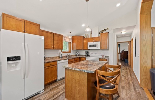 Brill Cabina | Newer Constructed Lakeside Lodge! Pontoon Rental! Waterfront 4 bedrooms, 2 baths