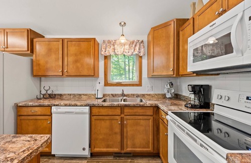 Brill Cabina | Newer Constructed Lakeside Lodge! Pontoon Rental! Waterfront 4 bedrooms, 2 baths