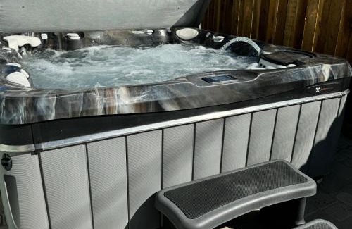 Weed Casa | Newer Cozy Guest Cottage with Saltwater Spa!